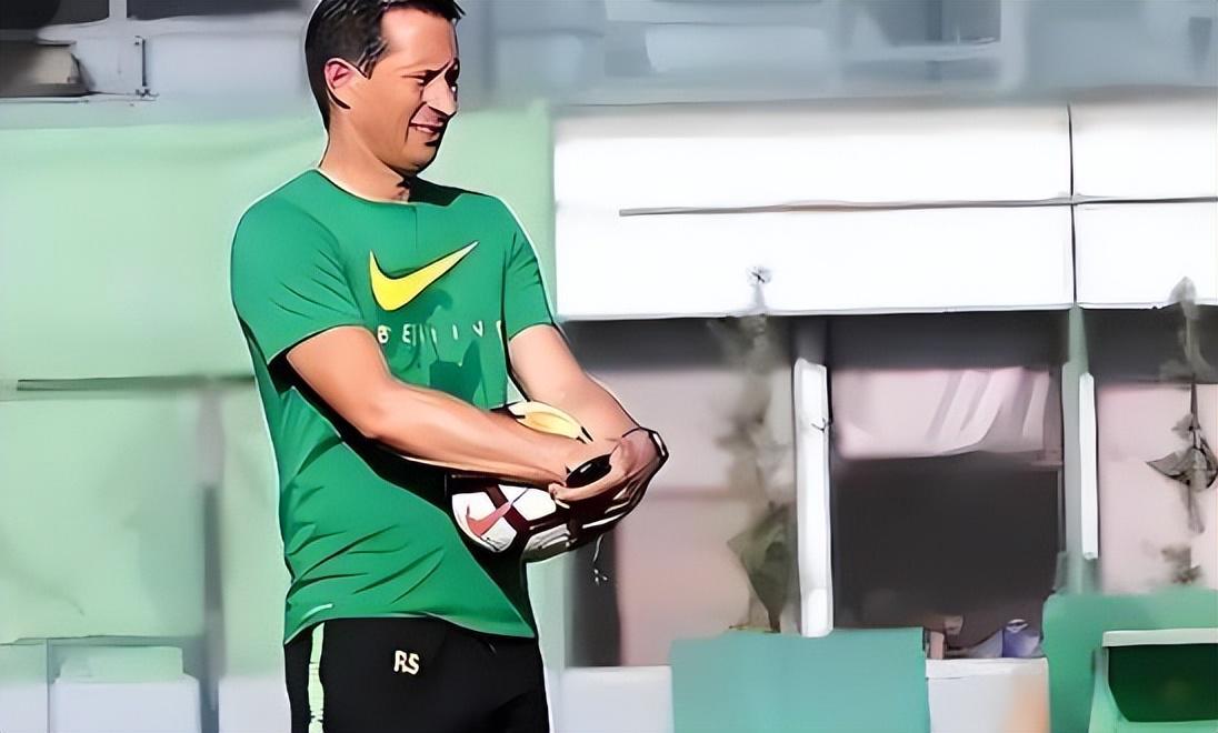 斯卢茨基亮相申花新赛季出征仪式，已发声做出重要决定，赢得点赞