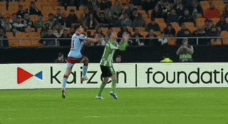 开云官网-赔了儿子又折兵 范佩西目睹儿子重伤被担架抬下场