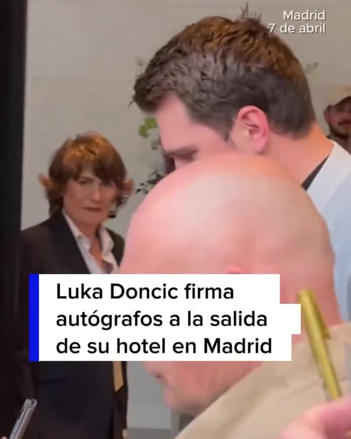 开云官网-好兆头？东契奇在西班牙为球迷签名 走路步态看起来正常